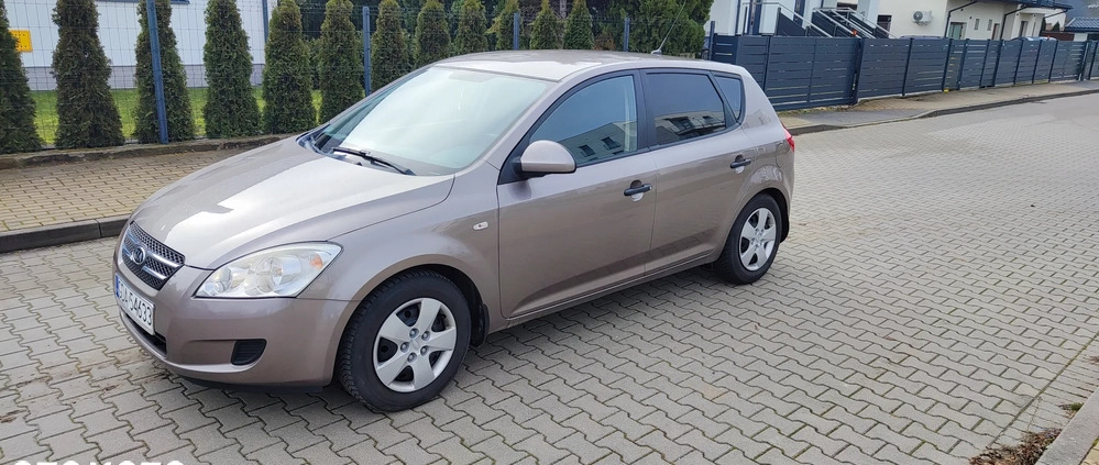 Kia Ceed cena 13390 przebieg: 205100, rok produkcji 2009 z Bieruń małe 92